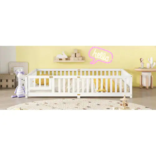 Letto matrimoniale a terra con sponde di sicurezza e porta per bambini