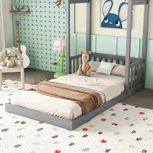Cama de piso con cabecero y techo en forma de casa gemela