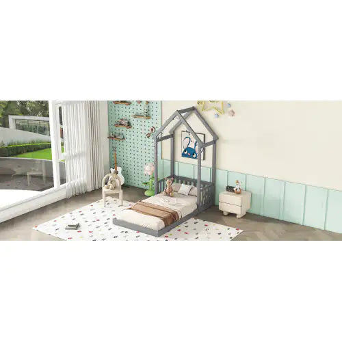 Cama de piso con cabecero y techo en forma de casa gemela