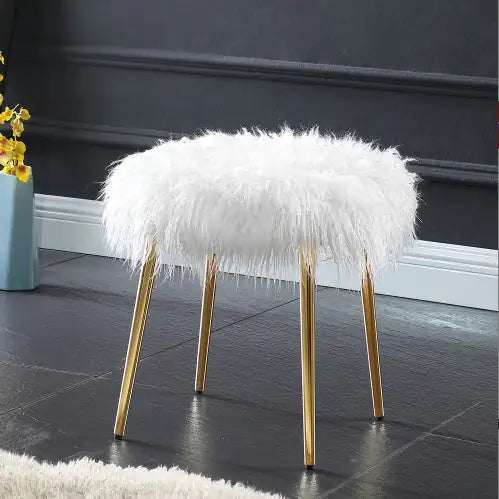 Otomana Ravni con detalles de piel sintética y patas doradas