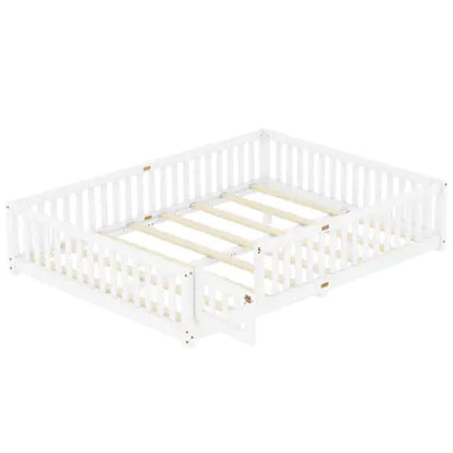 Letto matrimoniale a terra con sponde di sicurezza e porta per bambini