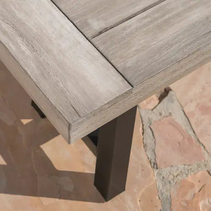 Panca da pranzo in legno di acacia con finitura sabbiata grigio chiaro e struttura in metallo rustico nero